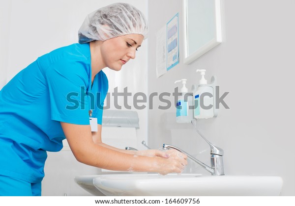 美しい看護師は手を洗い 手術前に手を洗う 手術用手洗い の写真素材 今すぐ編集