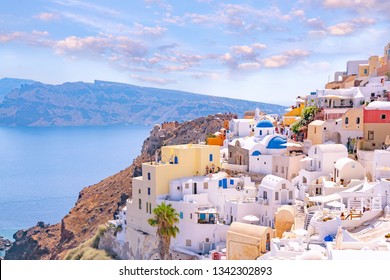 ギリシャのサントリーニ島にある美しいオイアの町 エーゲ海のカルデラの上にある伝統的な白い家 景色の良い旅の背景 の写真素材 今すぐ編集