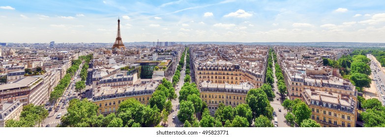 Красивый панорамный вид на Париж с крыши Триумфальной арки. Вид на Эйфелеву башню.
