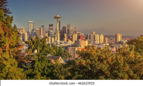 Beautiful panoramic view of Seattle skyline seen from Kerry Park at sunset in golden evening light with Mount Rainier in the background in summer, Washington State, United States of America