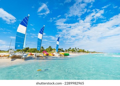 hermosa playa paradisíaca de Varadero en Cuba en un soleado día de verano. Hermoso paisaje marino con agua turquesa clara. los barcos de vela están estacionados en la arena.