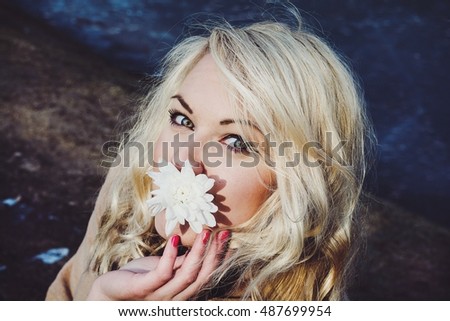 Similar – Fröhliche blonde Frau, die mit einem riesigen Gänseblümchen posiert.