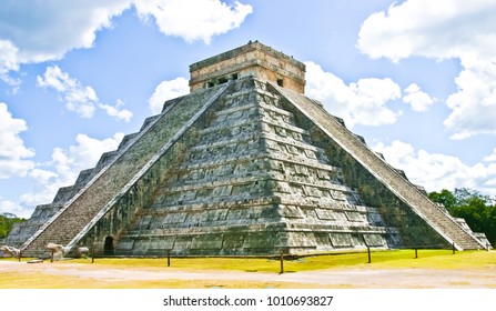 beautiful pyramide of kukulkan chichen itza mexico