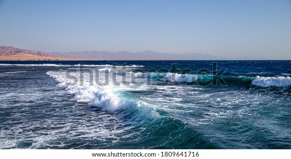 海と波とを伴う美しい荒波 青緑色の波の背景 の写真素材 今すぐ編集