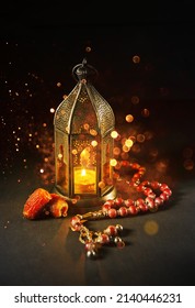 Belle lanterne du Ramadan à la lumière éclatante. Pains de prière, Dates et lanterne - photo d'arrière-plan Ramzan. 