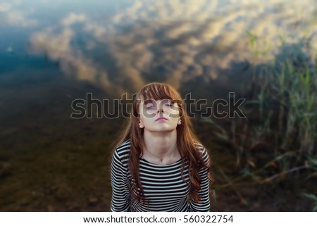 Junge Frau, die in der Natur meditiert.