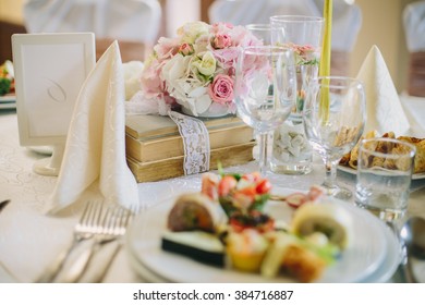 Beautiful Romantic Style  Wedding Decoration With Flowers And Books. Restaurant Table Deco.