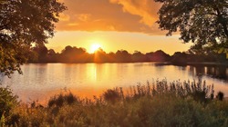 Schöner Und Romantischer Sonnenuntergang Am See In Gelb- Und Orangenfarben