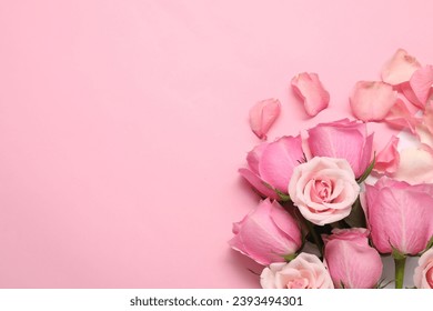 Hermosas rosas y pétalos