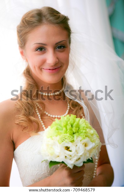 https://image.shutterstock.com/image-photo/beautiful-russian-bride-bouquet-600w-709468579.jpg