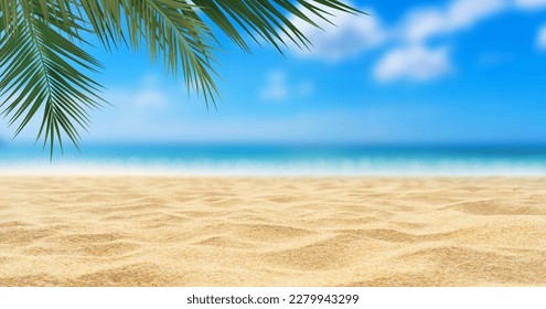 Hermosa playa de arena con un cielo borroso y un verano arbolado