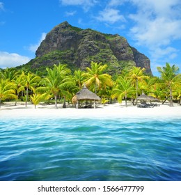 Schöner Sandstrand mit dem Berg Le Morne Brabant im Süden der Insel Mauritius. Tropische Landschaft.