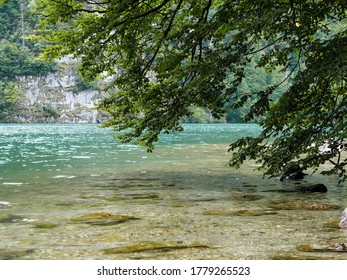 Schöne Landschaft eines Sees, umgeben von hohen Felsgebirgen und Grünpflanzen im Berchtesgaden-Nationalpark, Ramsau, Deutschland