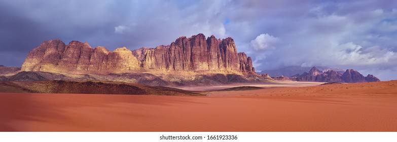 Schöne Landschaft Panoramasicht auf die Rote Sand-Wüste und die Alte Sandsteingebirge Landschaft in Wadi Rum, Jordanien
