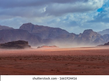 Schöne Landschaft Panoramasicht auf die Rote Sand-Wüste und die Alte Sandsteingebirge Landschaft im Wadi Rum, Jordanien während eines Sandsturms
