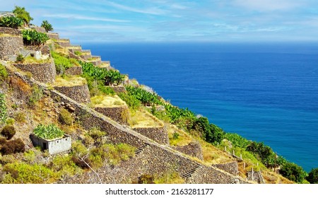 Hermoso paisaje cultural de piedra agrícola en terraza paisaje costero, azul mar atlántico de calma - Valle Gran Rey, La Puntilla, La Gomera (foco en el centro de terrazas de piedra)