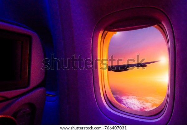 航空機の窓から見た日没の美しい景色 飛行機のウィンドウの画像保存パス の写真素材 今すぐ編集