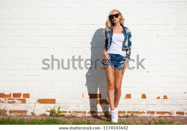 Beautiful Sexy Blonde Woman Dressed Denim Photo De Stock Modifiable