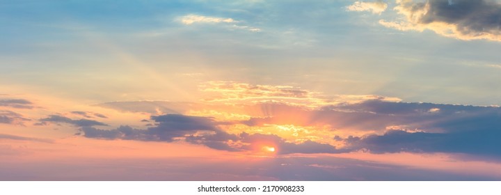 Hermoso fondo del cielo - Sunset Sunrise cielo con nubes claras y sol real