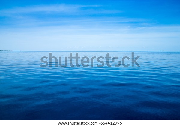 Schoner Himmel Und Blauer Ozean Stockfoto Jetzt Bearbeiten