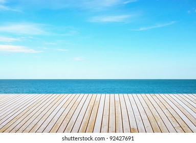 Красивое небо и океан с деревянным причалом