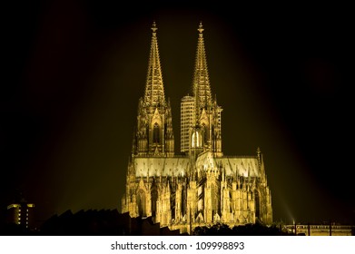 beautiful Skyline of the Cologne Cathedral at night