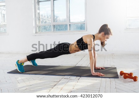 Beautiful slim brunette  doing some push ups a the gym Foto stock © 