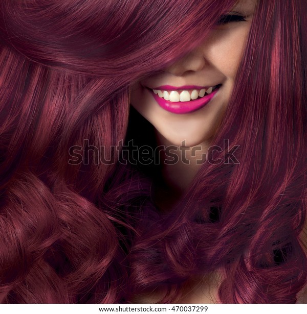 絹のような髪の美しいほほえみのモデル カラフルな髪 紫の髪 ピンクの髪 金髪 赤い髪 の写真素材 今すぐ編集