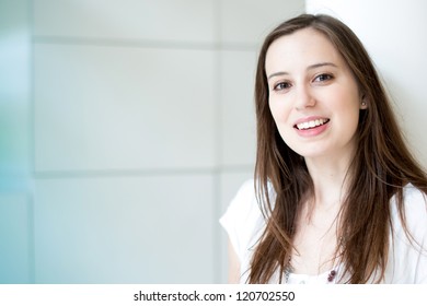 schönes, lächelndes und attraktives Frauenportrait