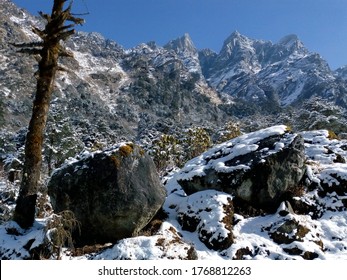 Beautiful Snow Covered Rocks And Mountains At Kasol Uttrakhand A Tourist Hill Station In India. Snow Gathering On Rocks