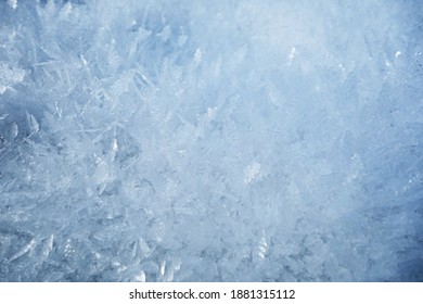 Schöne Schneekristalle in der malerischen Natur in der Wintersaison