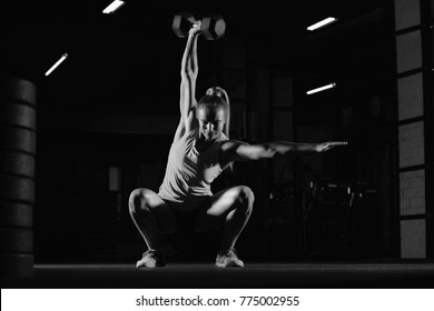 Schöne Sport- und Cross-fit-Frauen im Fitnessraum mit Overhead kettlebell Squats Kopplung Kopplung Raum Motivation Schönheit Selbstvertrauen Fitness athletischen Körper feminine starke Muskeln Gewichtszunahme Konzept