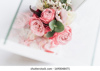 花 差し出す の画像 写真素材 ベクター画像 Shutterstock