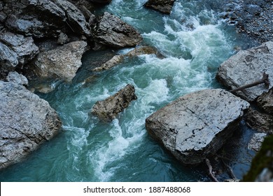 Belle rivière de montagne orageuse aux teintes émeraude et bleue qui s'écoule au-dessus des rochers, vue de dessus. Nature sauvage et belle de la réserve de Caucasien, Belaya, République d'Adygea, Russie.