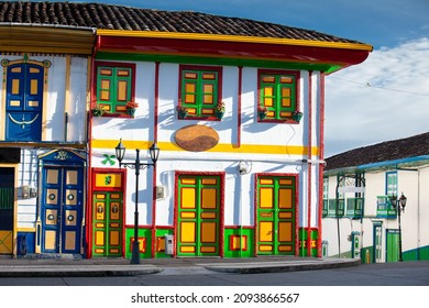 Schöne Straße und Fassaden der Häuser der kleinen Stadt Salento in der Region Quindio in Kolumbien