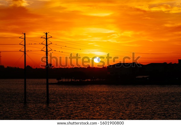 The\
beautiful sun rise of peace river in\
Florida