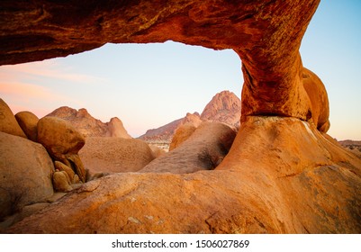 Bel lever de soleil sur la région de Spitzkoppe avec des arcades pittoresques en pierre et des formations rocheuses uniques au Damaraland en Namibie