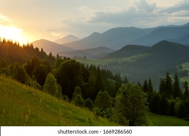 Schöner Sonnenuntergang in Karpaten