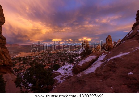 Similar – Unglaublich schöne Wolke Formationen und Farben in den Himmel, Sonnenuntergang.