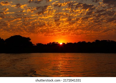 Schöner Sonnenuntergang im nördlichen Pantanal, dem größten Feuchtgebiet der Welt. Wildes Brasilien, brasilianische Tierwelt und Natur, erstaunliche Landschaft, Flussufer.