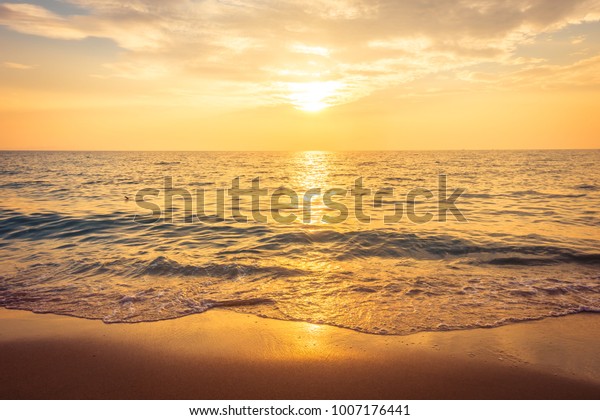 Suchen Sie Nach Schoner Sonnenuntergang Am Strand Und Am Stockbildern In Hd Und Millionen Weiteren Lizenzfreien Stockfotos Illustrationen Und Vektorgrafiken In Der Shutterstock Kollektion Jeden Tag Werden Tausende Neue Hochwertige Bilder