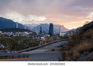 bella puesta de sol sobre Monterrey, Nuevo León, México, vista del paisaje urbano de San Pedro Garza García desde el punto de vista obispado