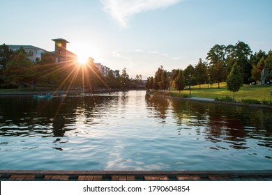 Beautiful sunset picture of the waterway in the Woodlands Texas, summertime leisure and fun￼