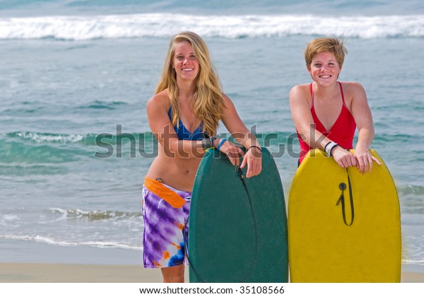 Beautiful Teen Girls Bodyboards On Beach Stockfoto Jetzt