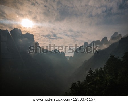 Foto Bild Morgensonne und Nebel in den Dolomiten