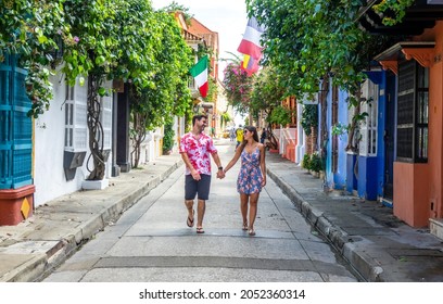 Schönes touristisches Paar, das in den bunten Straßen von Cartagena de Indias, Kolumbien