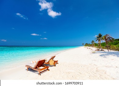 Hermosa playa tropical en una isla exótica en Maldivas