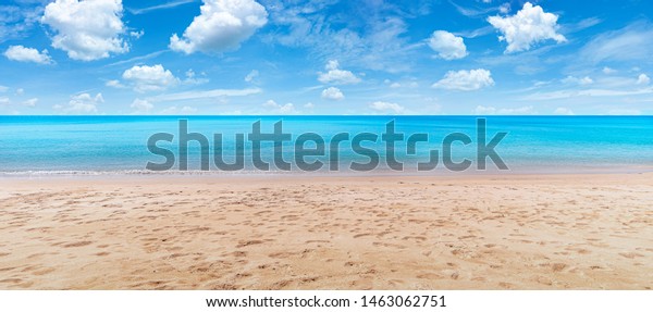 青の背景に美しい熱帯のビーチと海 明るい青の空のビーチ 背景 コピー用スペース パノラマ の写真素材 今すぐ編集