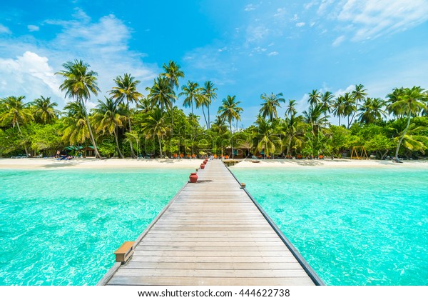 Schone Tropische Malediven Insel Mit Strand Stockfoto Jetzt Bearbeiten