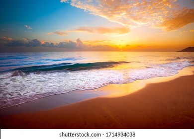 schöner tropischer Sonnenuntergang und Meer